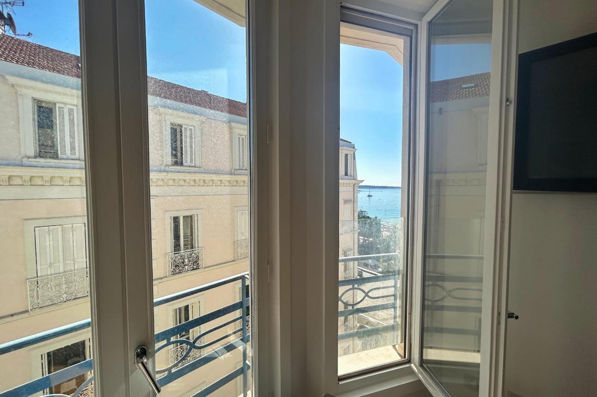 Haven Of Peace Overlooking The Croisette